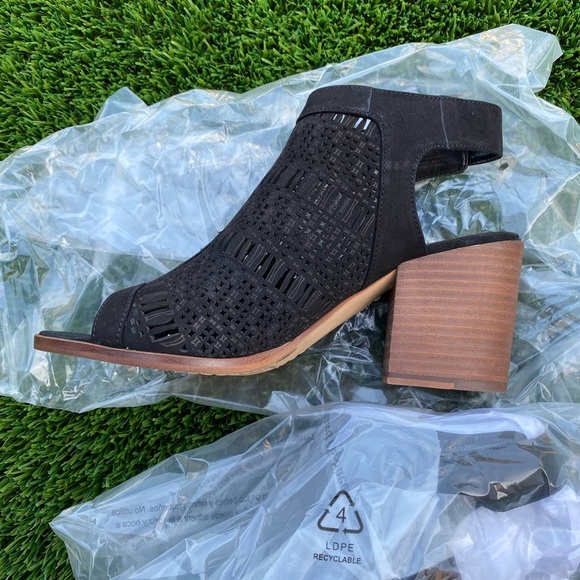 Vince Camuto VC-Keannie Black Open Toe Stacked Block Heel Sandals size 7 - Picture 2 of 4